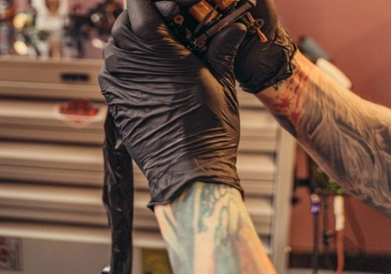 tattoo-artist-holding-tattoo-machine